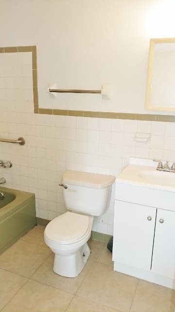 Inverness Apartment: Seminole Ave, S