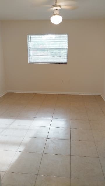 Inverness Apartment: Seminole Ave, S