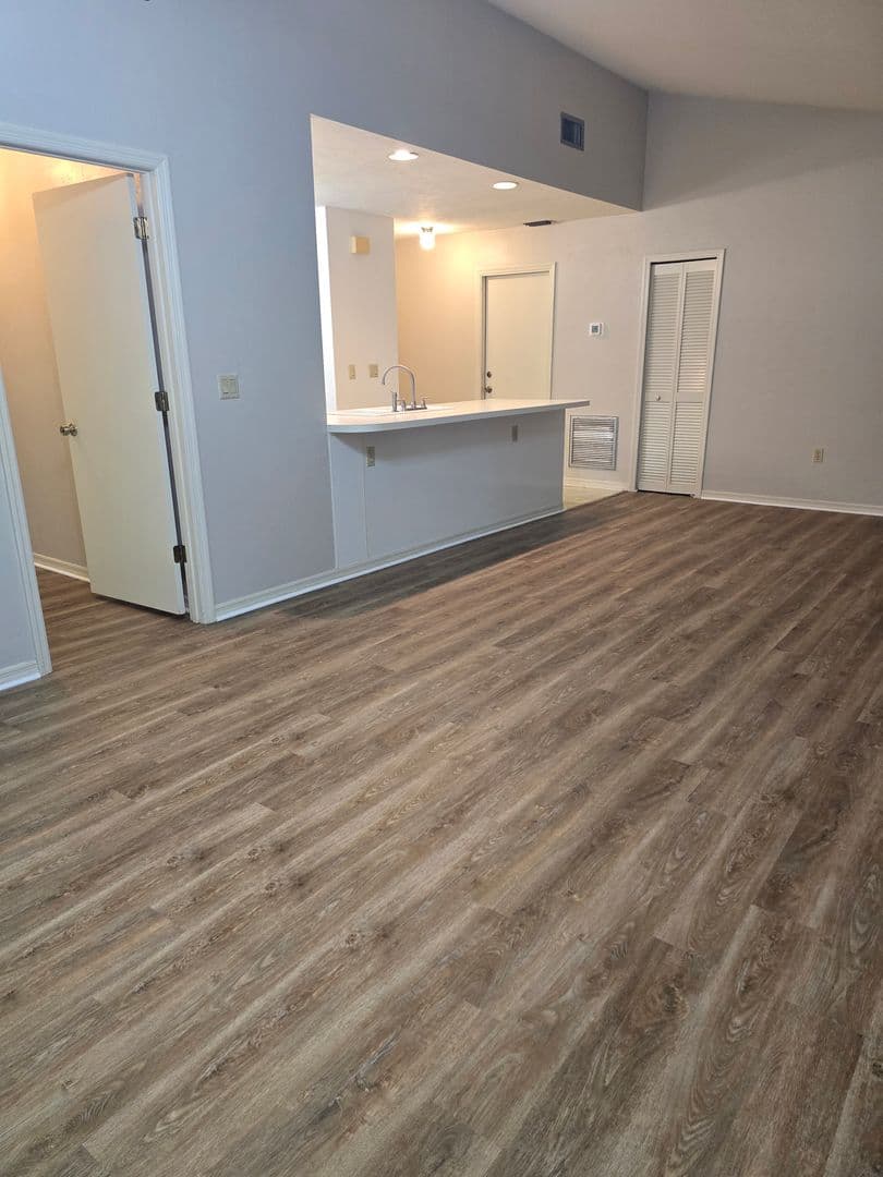 Hernando House: 221 E Leon Loop