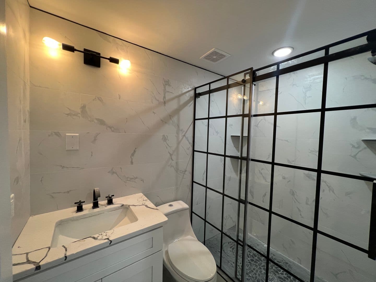 Philadelphia Apartment: 2550 Hope St
