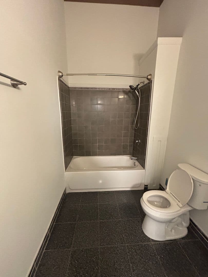 Philadelphia Apartment: 3560-62 Sepviva St