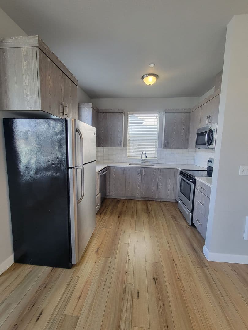 Portland Apartment: 424 NE Stafford St