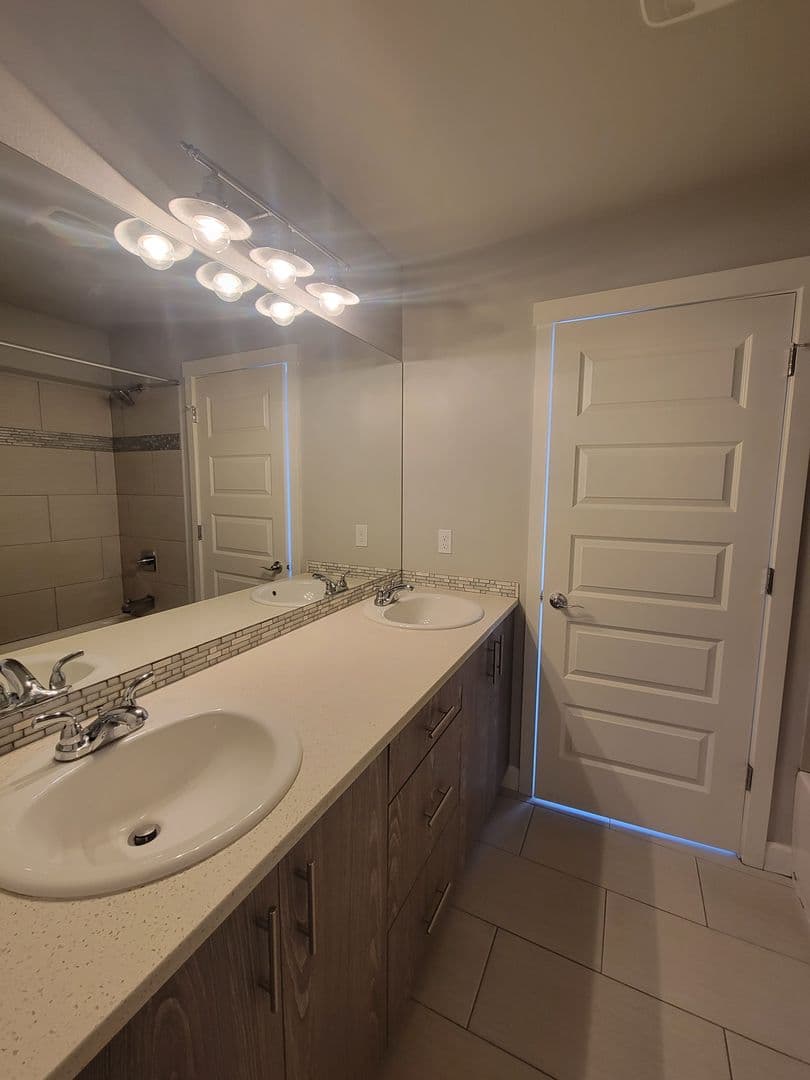 Portland Apartment: 424 NE Stafford St