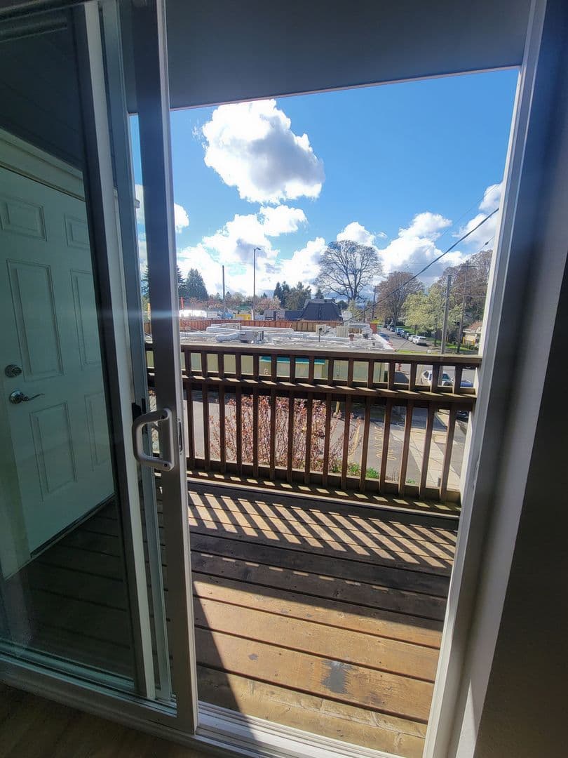 Portland Apartment: 424 NE Stafford St
