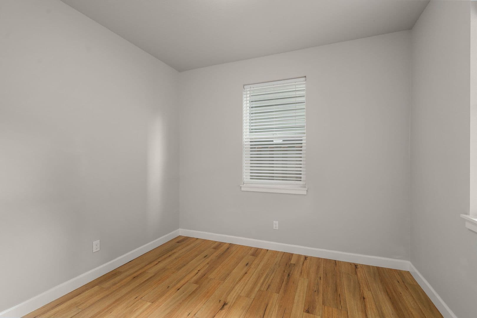 Portland Apartment: 424 NE Stafford St