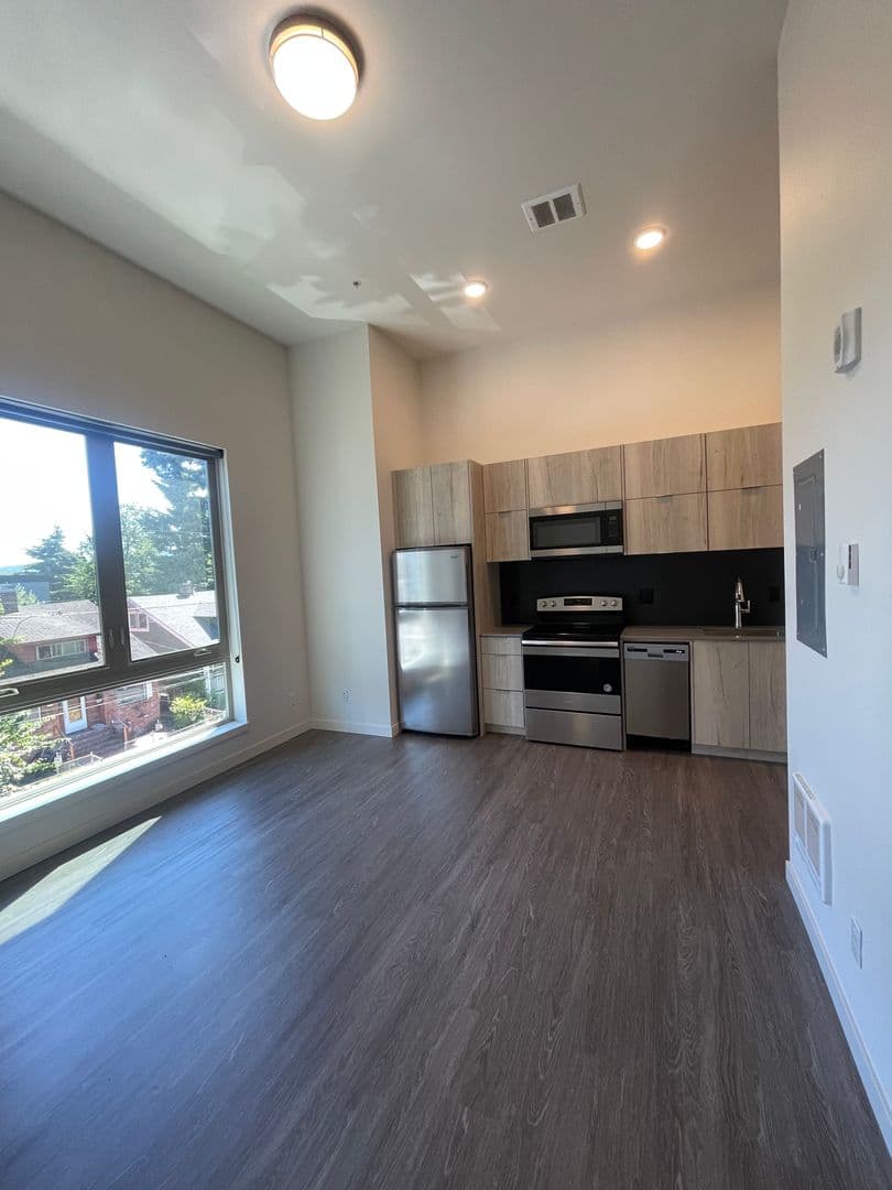 Portland Apartment: 1525 N Webster St.