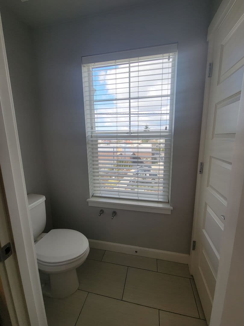 Portland Apartment: 424 NE Stafford St
