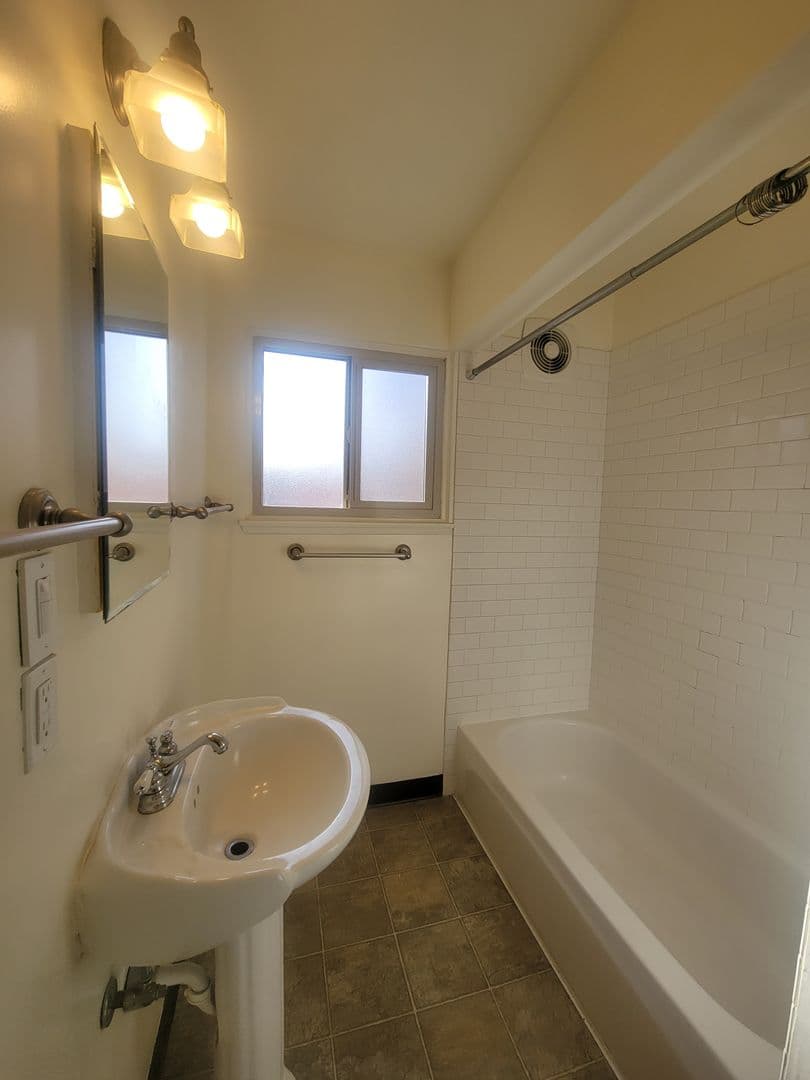 Portland Apartment: 815 SE 42nd Ave