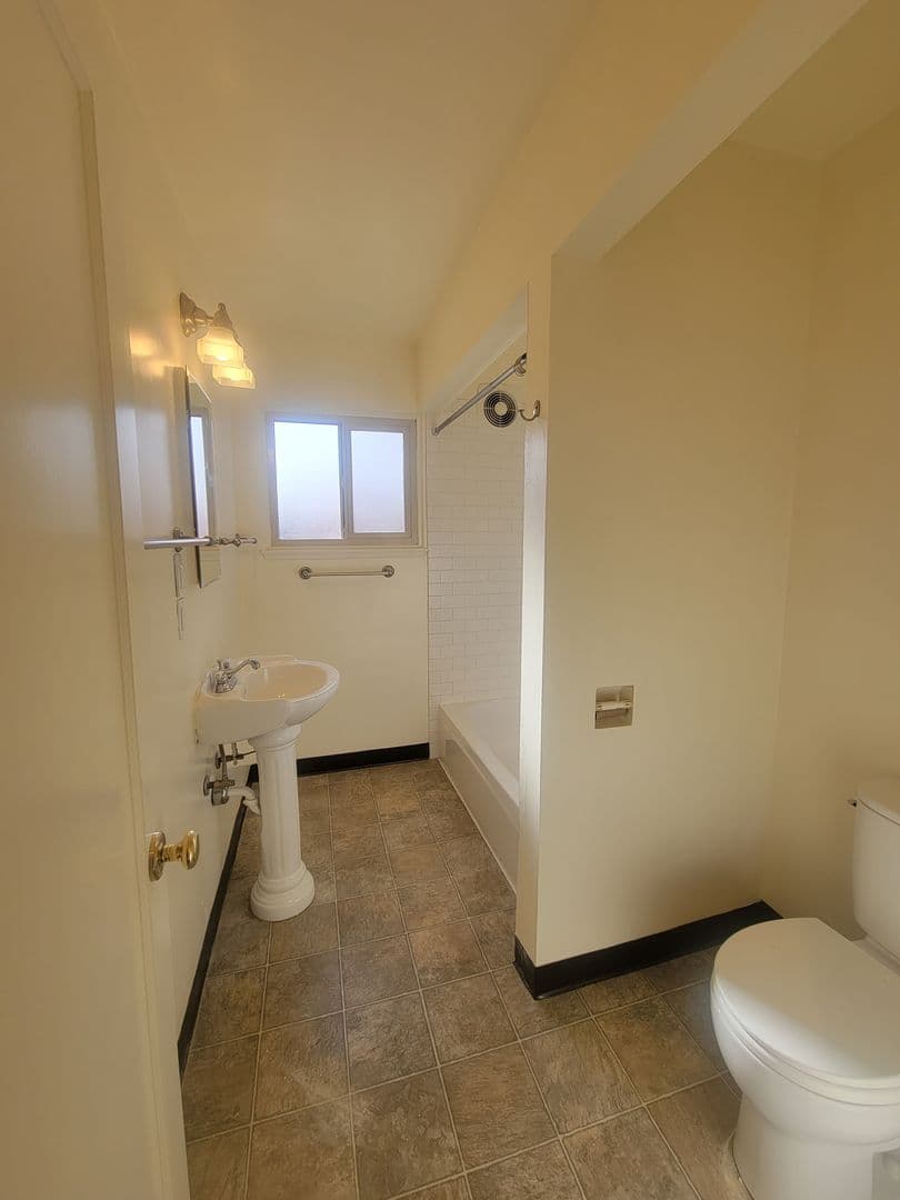 Portland Apartment: 815 SE 42nd Ave