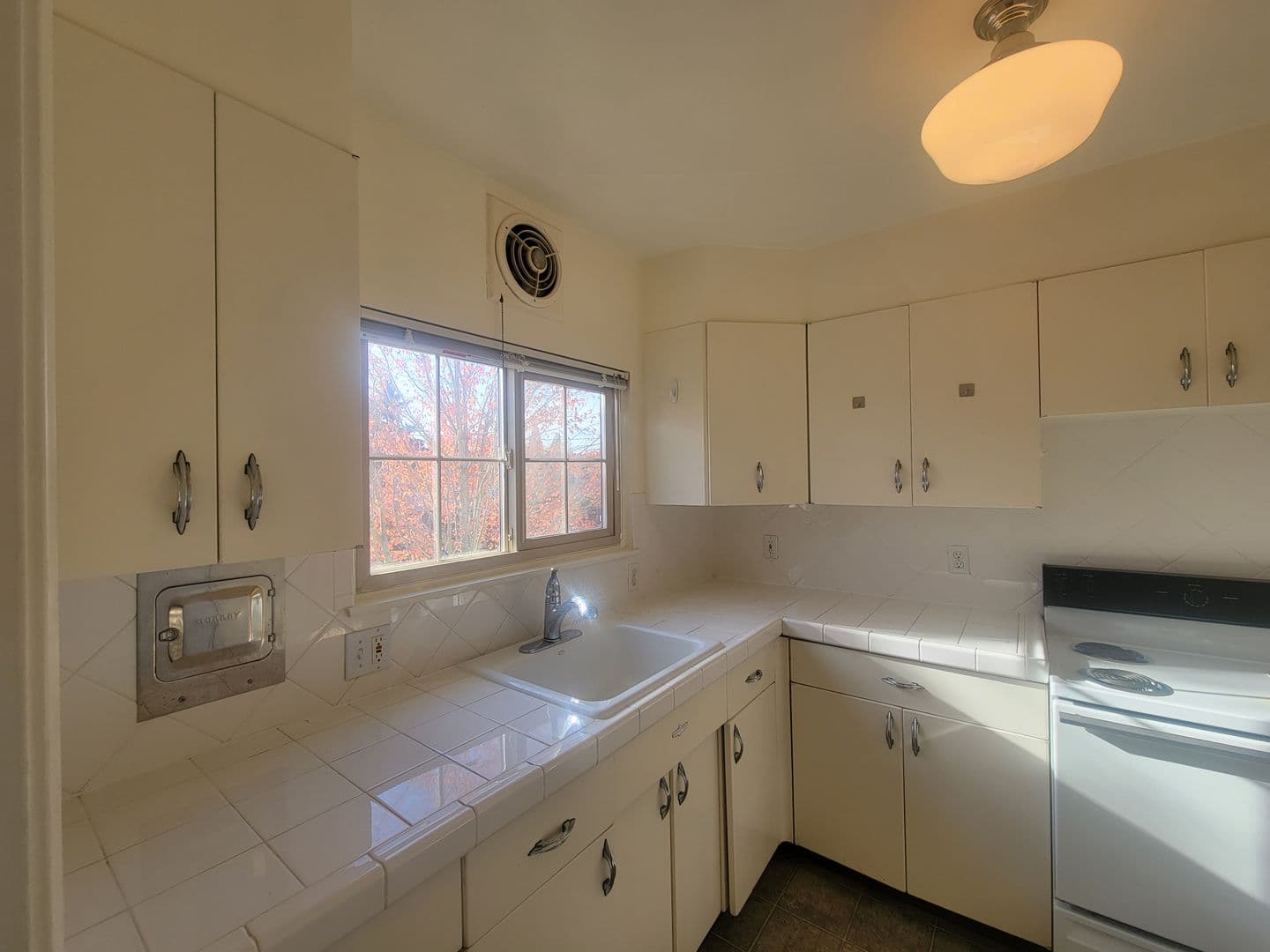 Portland Apartment: 815 SE 42nd Ave