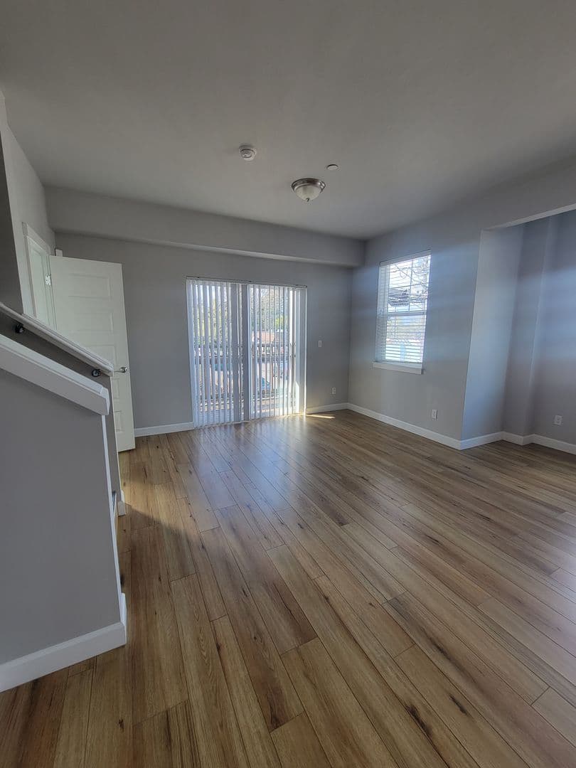 Portland Apartment: 424 NE Stafford St
