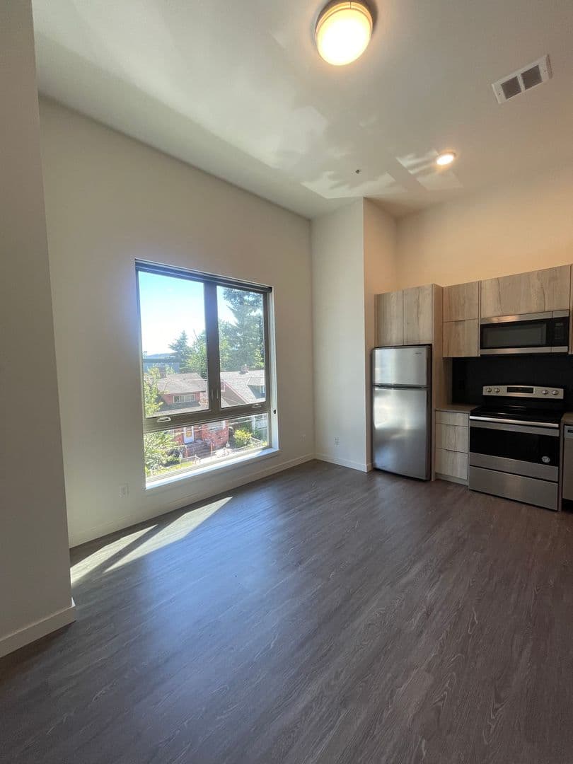 Portland Apartment: 1525 N Webster St.