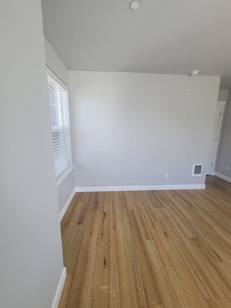 Portland Apartment: 424 NE Stafford St