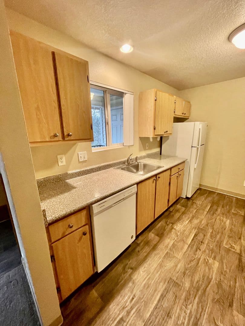 Portland Apartment: 3410-3414 SE 143rd Ave