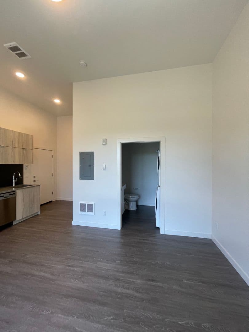 Portland Apartment: 1525 N Webster St.