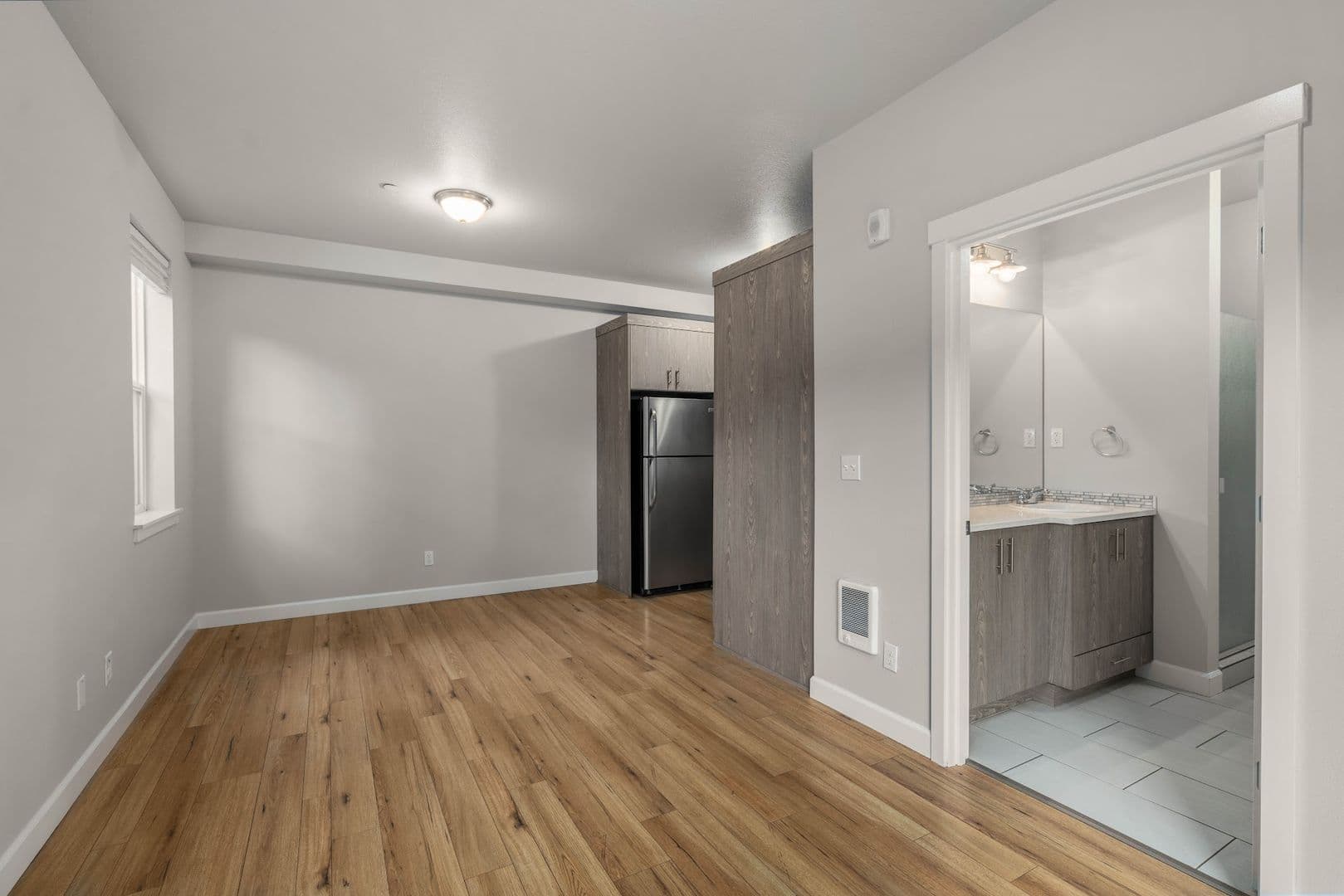 Portland Apartment: 424 NE Stafford St