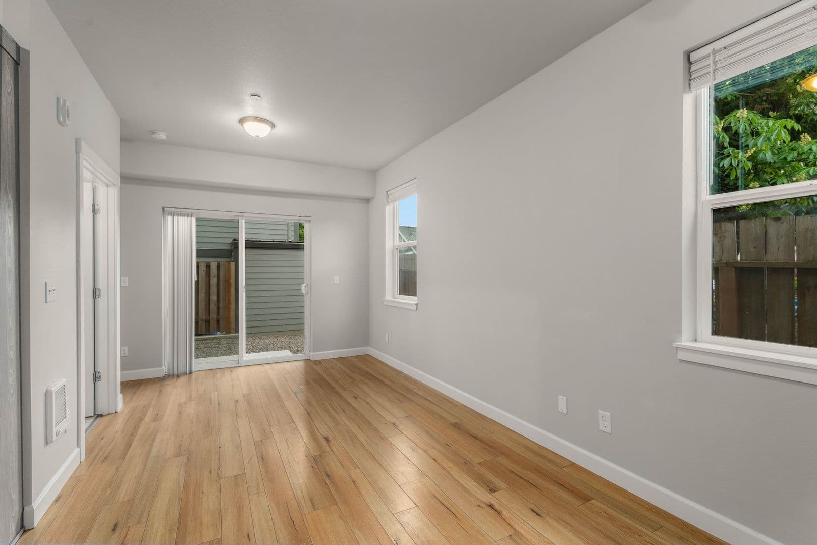 Portland Apartment: 424 NE Stafford St
