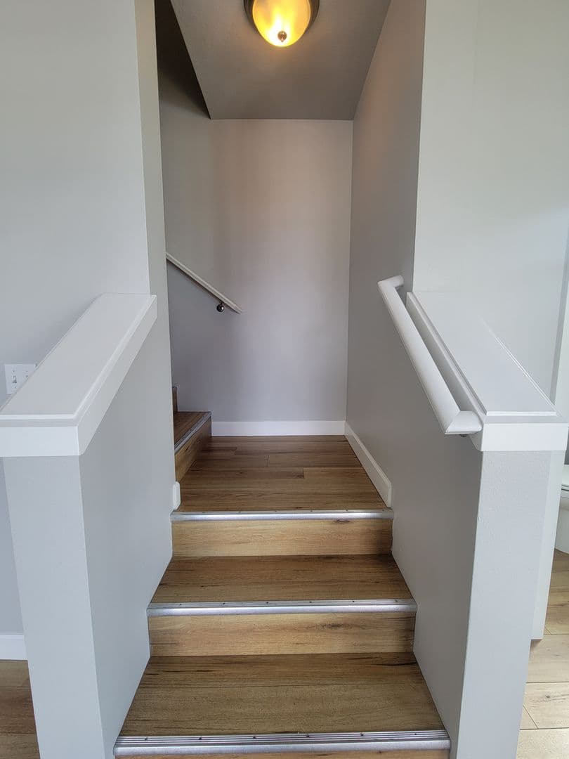 Portland Apartment: 424 NE Stafford St