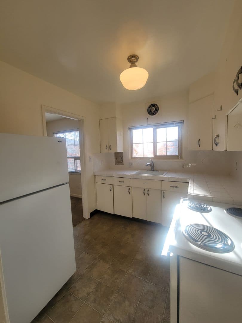 Portland Apartment: 815 SE 42nd Ave