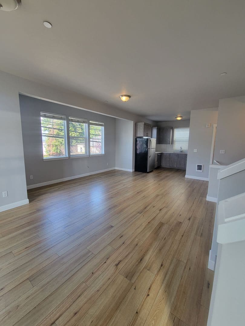 Portland Apartment: 424 NE Stafford St