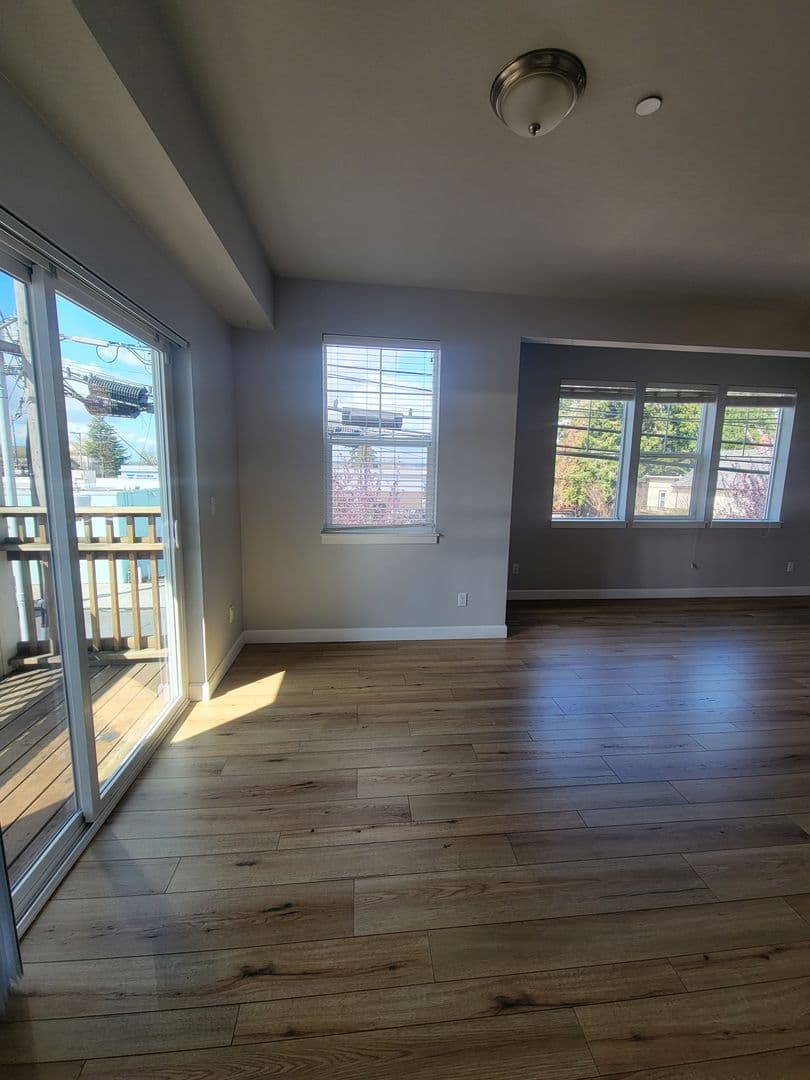 Portland Apartment: 424 NE Stafford St