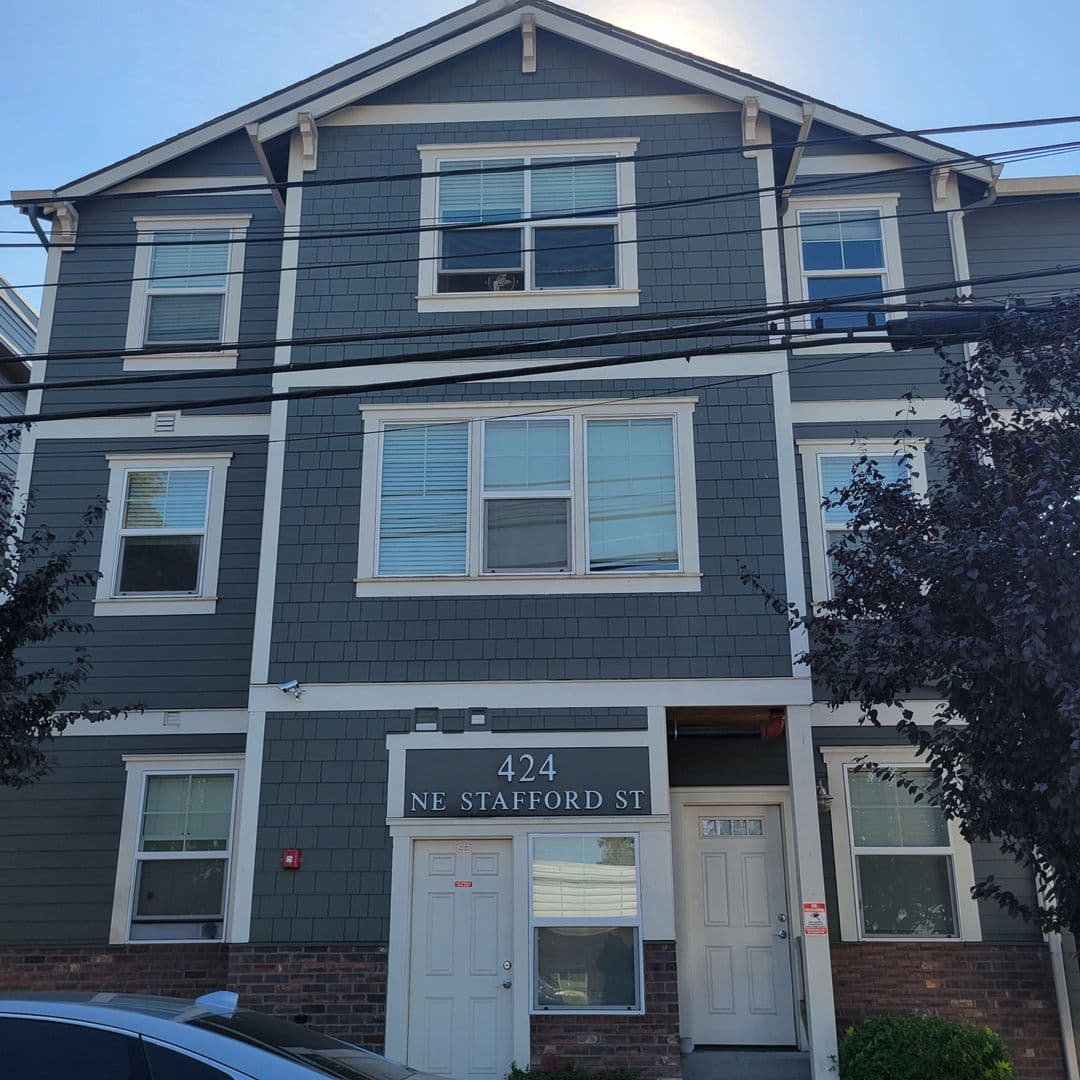 Portland Apartment: 424 NE Stafford St