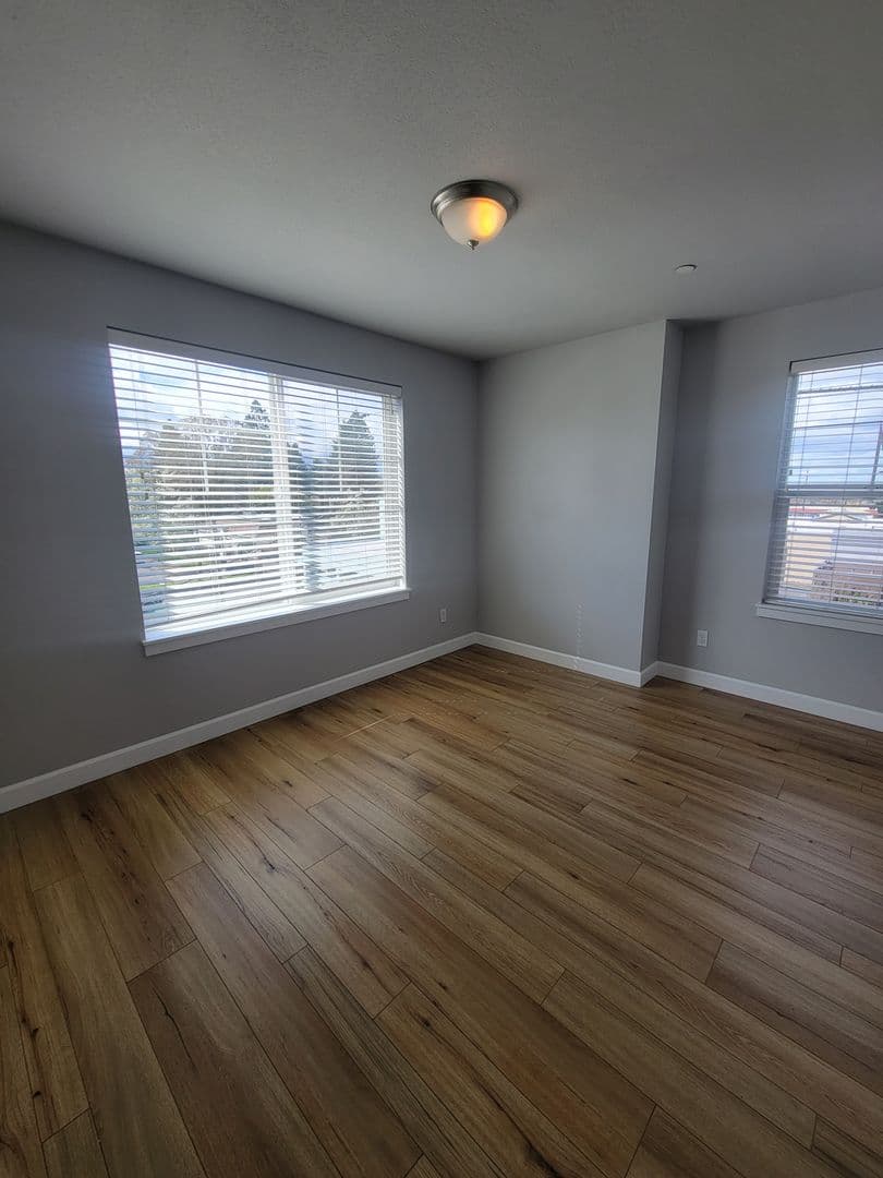 Portland Apartment: 424 NE Stafford St