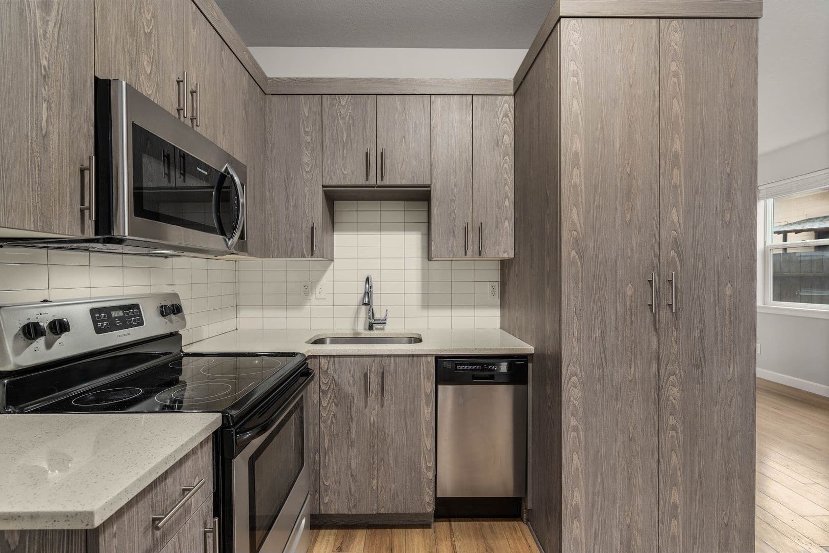 Portland Apartment: 424 NE Stafford St