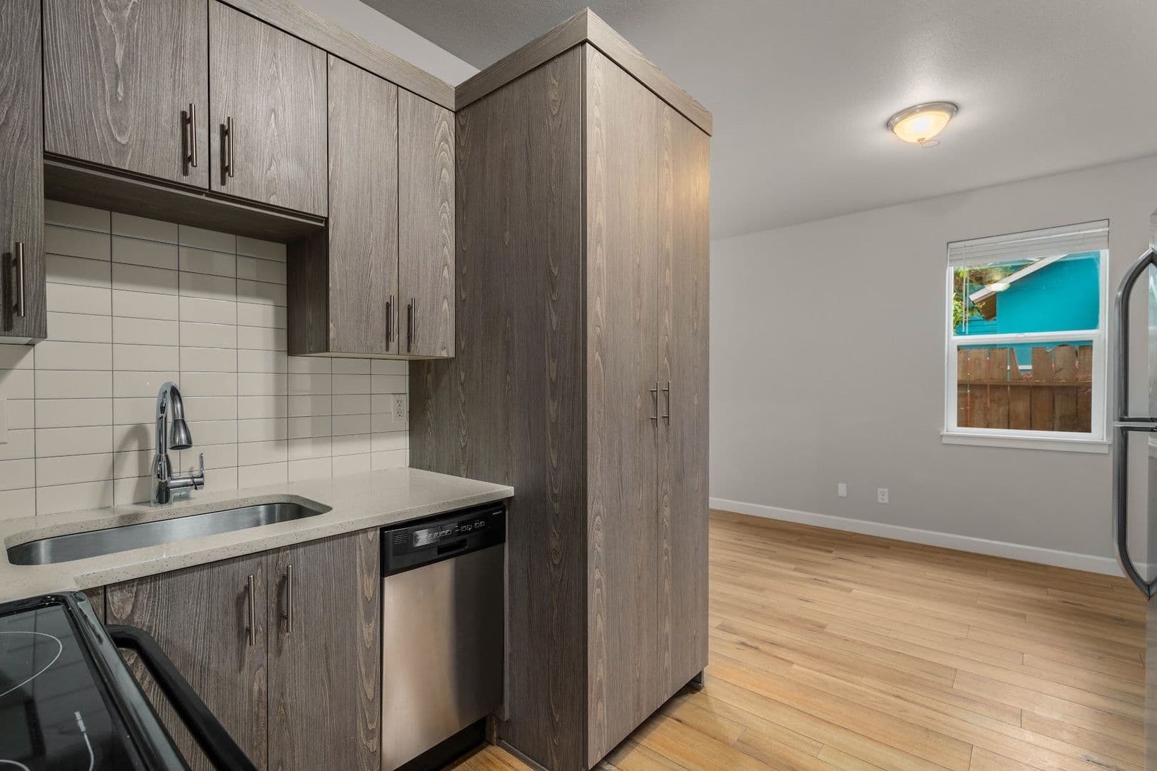 Portland Apartment: 424 NE Stafford St