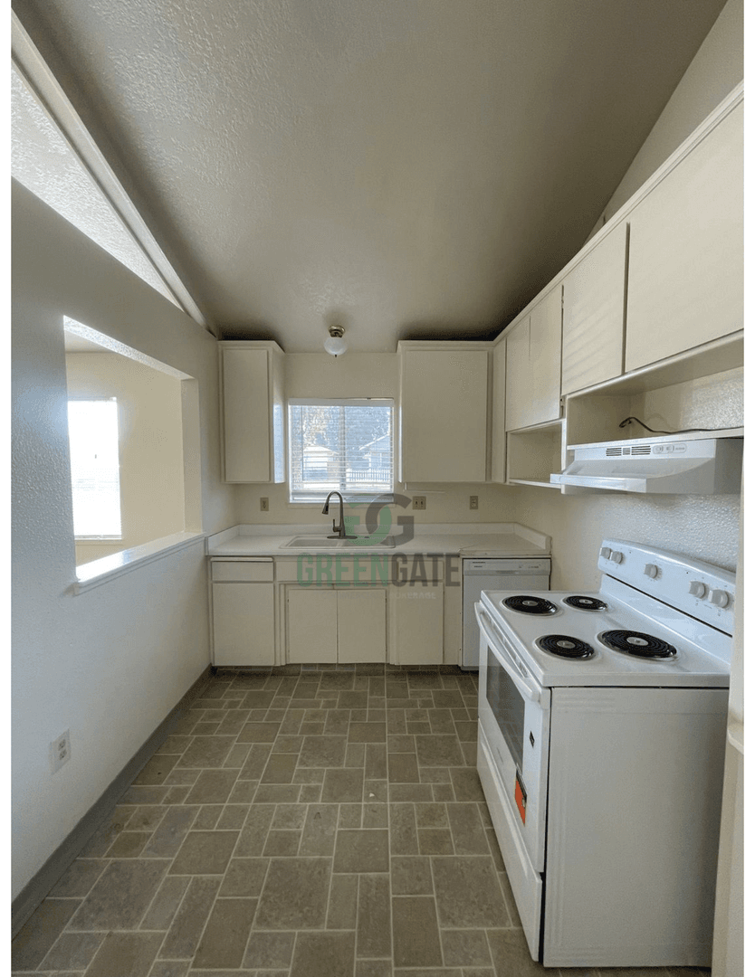 Oakdale House: 332 W G St