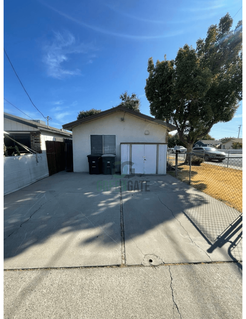 Oakdale House: 332 W G St