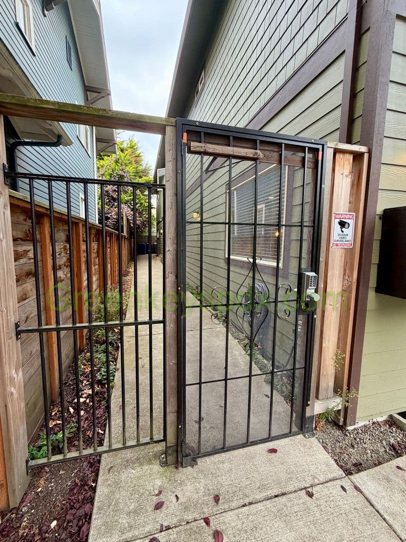 Portland Apartment: 2015 Northeast 47th Avenue
