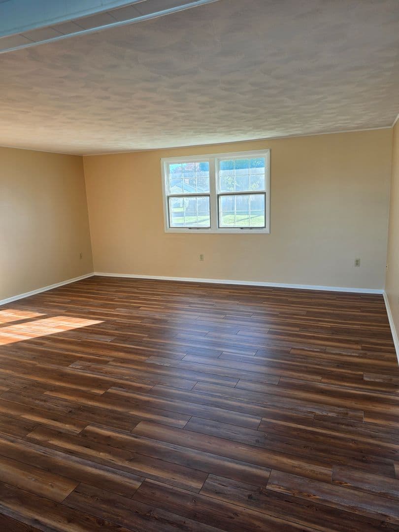 Martinsburg Apartment: 404 Maple St.