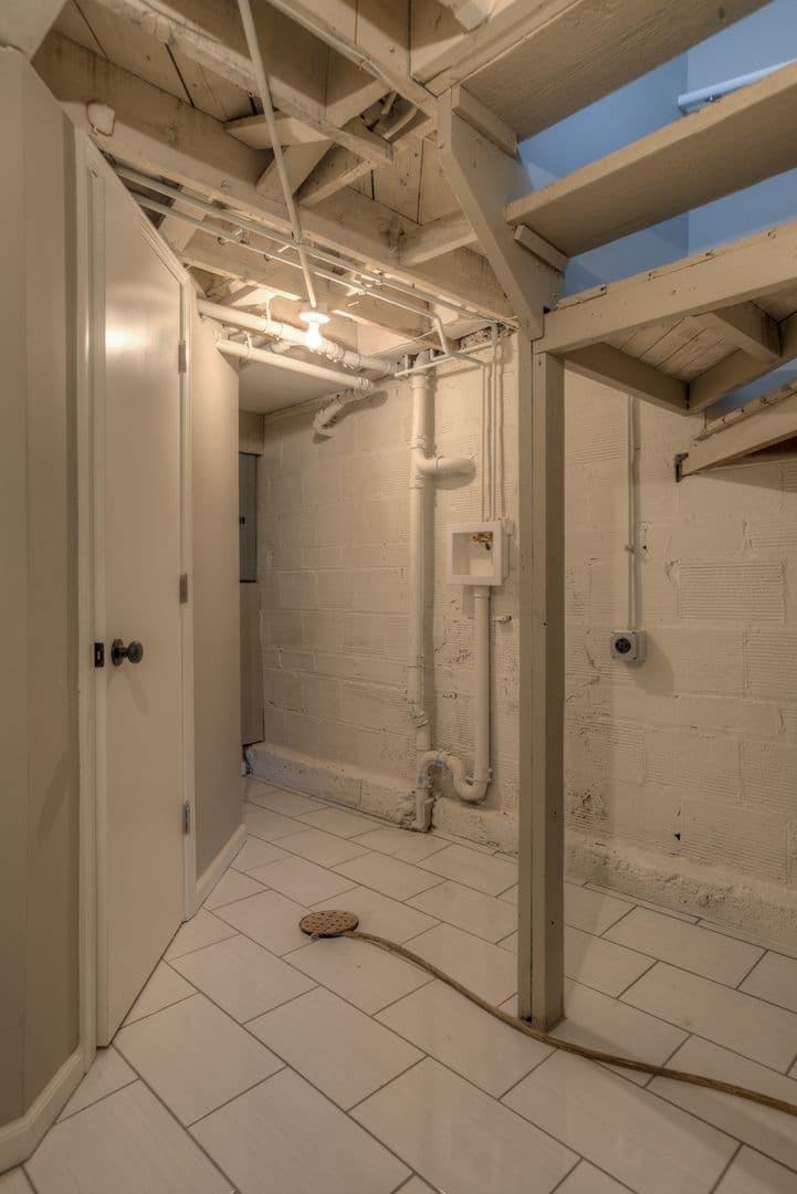 Omaha Apartment: 3913 / 3915 / 3917 / 3919 Farnam St