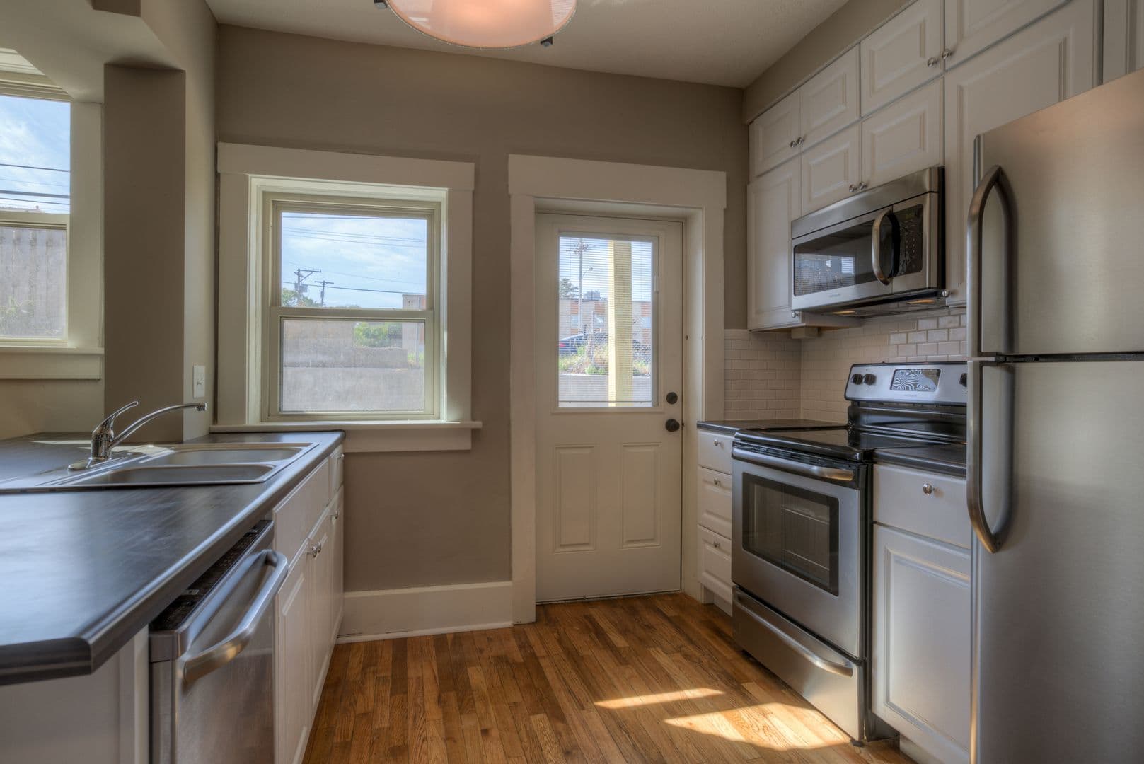 Omaha Apartment: 3913 / 3915 / 3917 / 3919 Farnam St