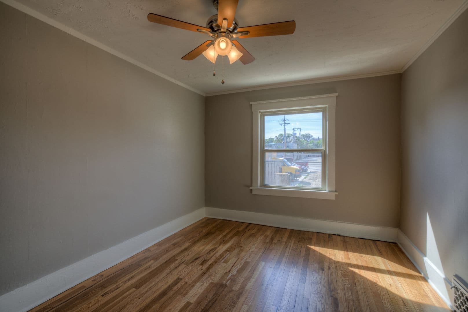 Omaha Apartment: 3913 / 3915 / 3917 / 3919 Farnam St