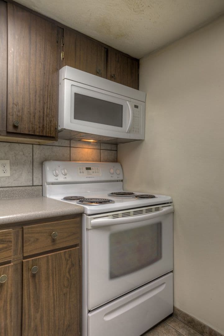 Omaha Apartment: 120 / 124 / 128 S 38th Street