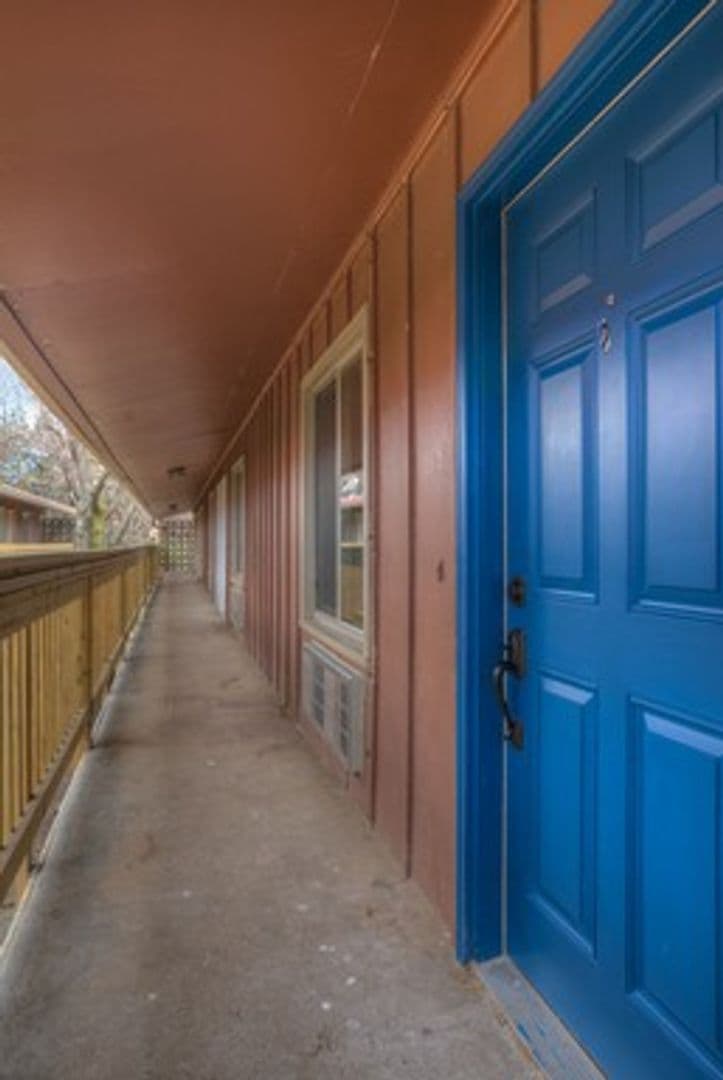 Omaha Apartment: 124 S 39th St # 18