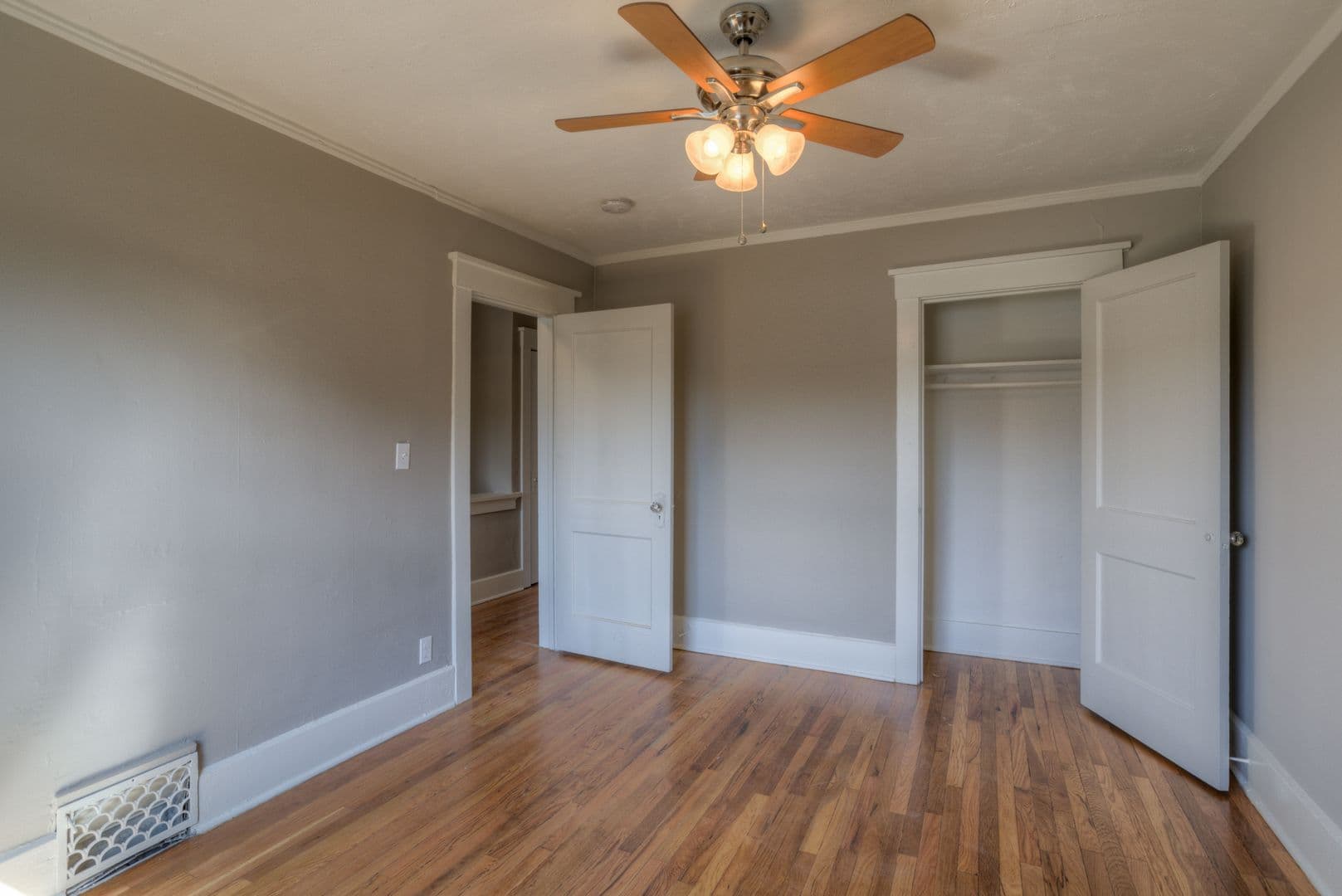 Omaha Apartment: 3913 / 3915 / 3917 / 3919 Farnam St