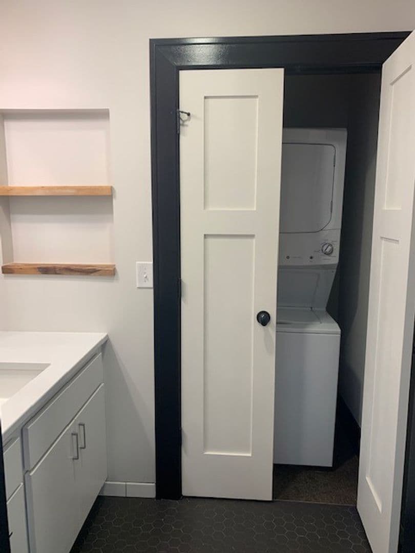 Omaha Apartment: 3804 Farnam St