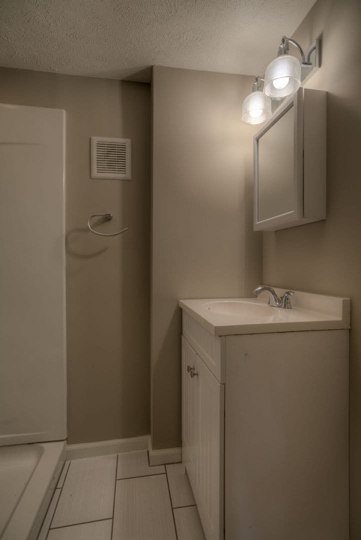 Omaha Apartment: 3913 / 3915 / 3917 / 3919 Farnam St