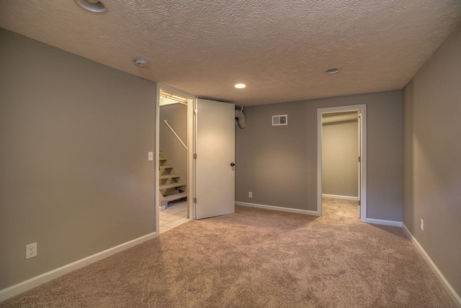 Omaha Apartment: 3913 / 3915 / 3917 / 3919 Farnam St