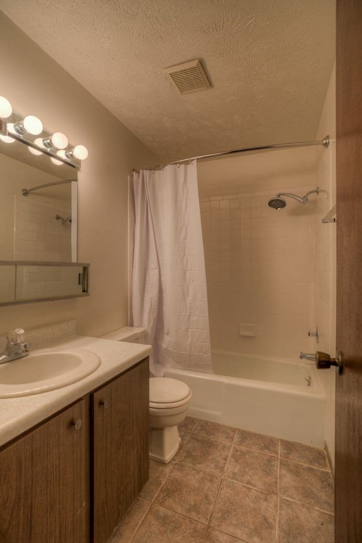 Omaha Apartment: 120 / 124 / 128 S 38th Street