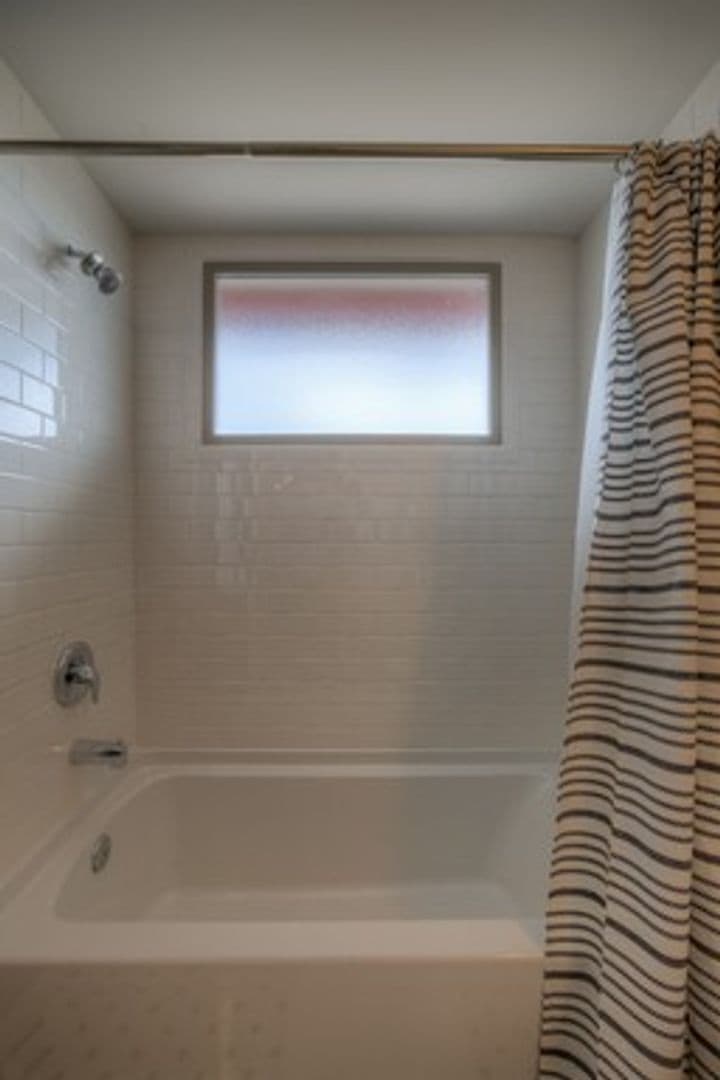Omaha Apartment: 124 S 39th St # 18