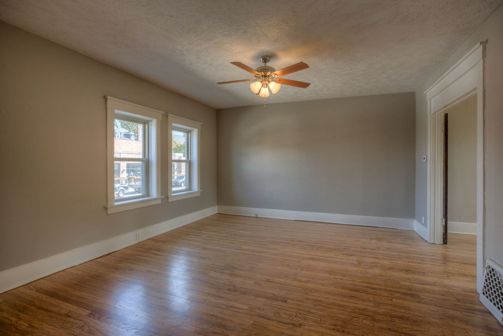 Omaha Apartment: 3913 / 3915 / 3917 / 3919 Farnam St