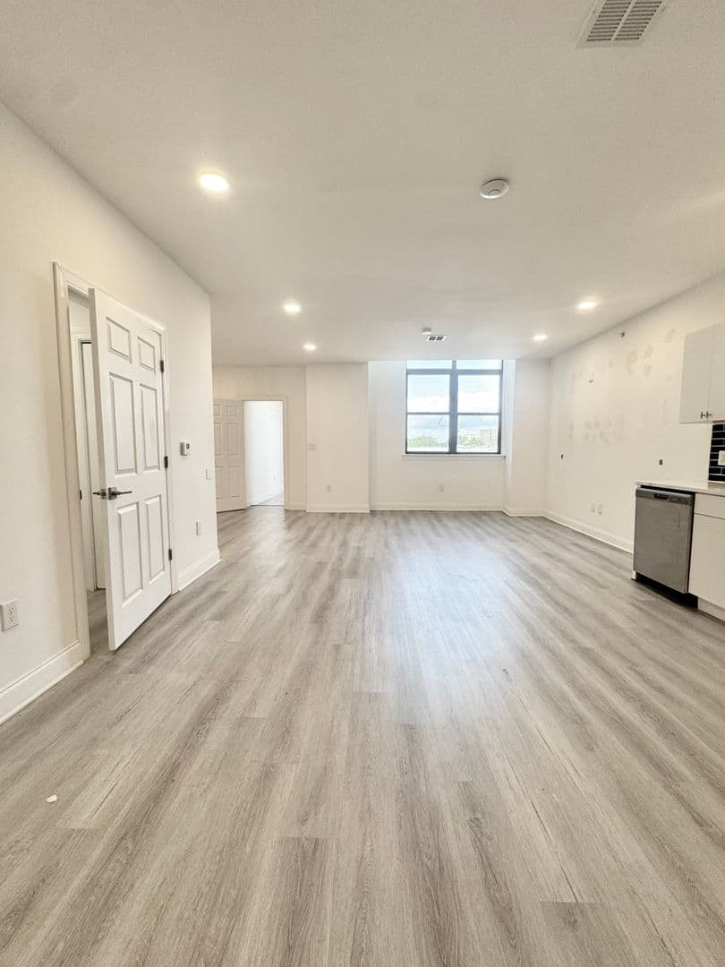 Philadelphia Apartment: 1600 W Hunting Park