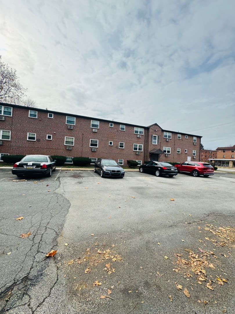 Morton Apartment: 75 Morton Ave