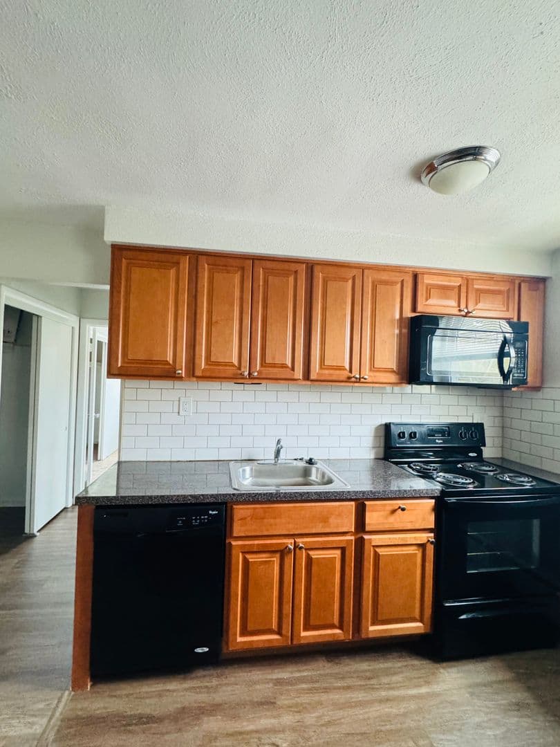 Morton Apartment: 75 Morton Ave