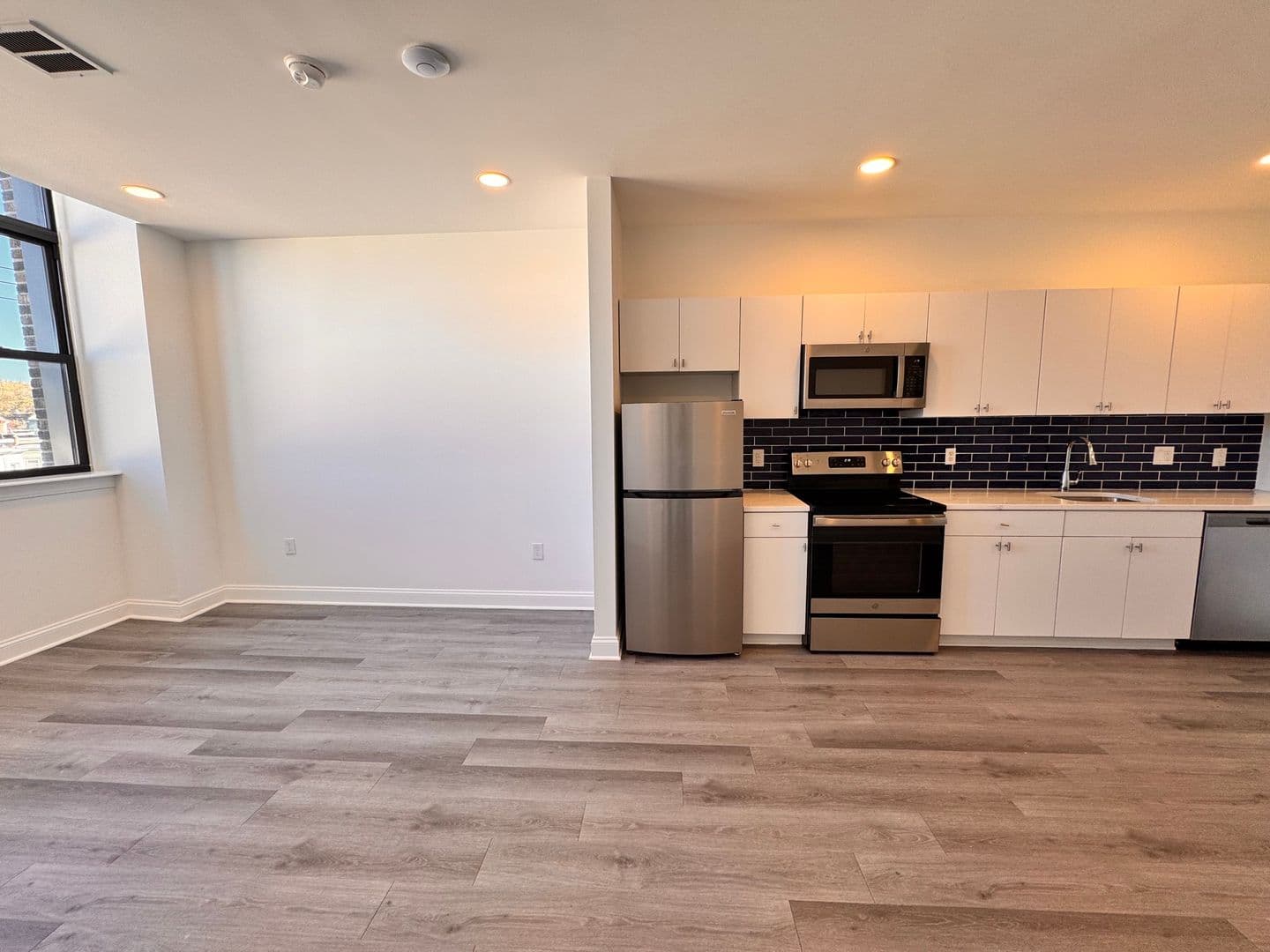 Philadelphia Apartment: 1600 W Hunting Park