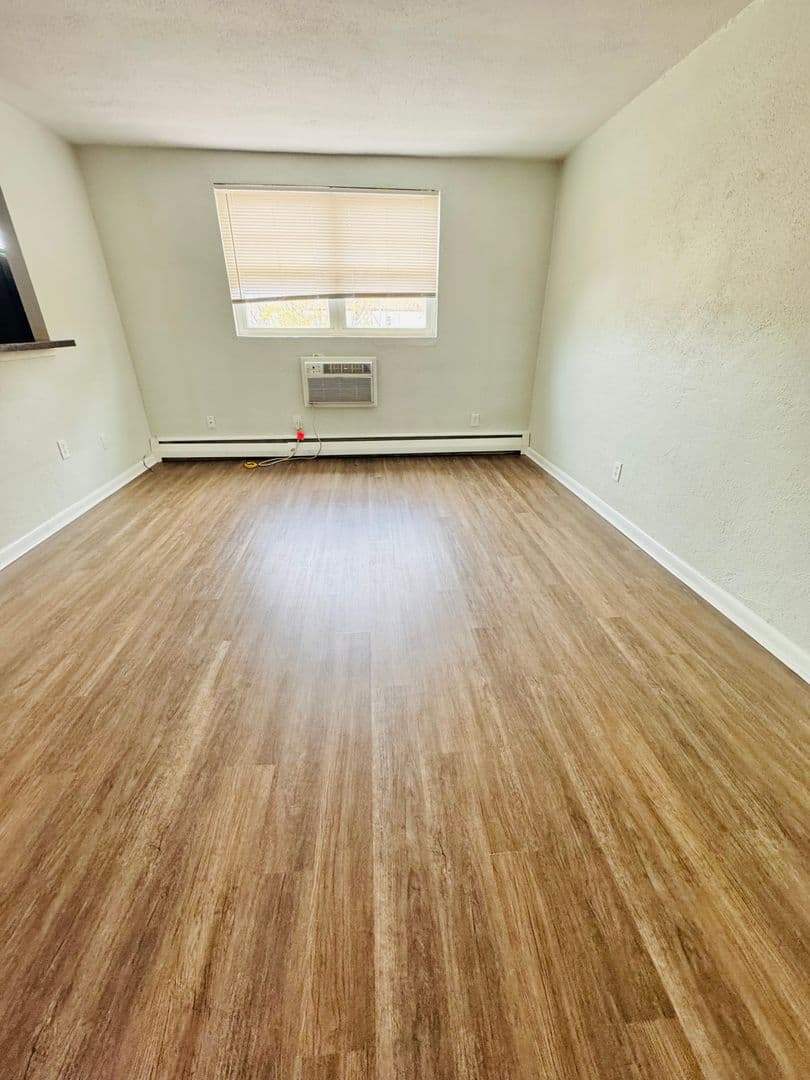 Morton Apartment: 75 Morton Ave